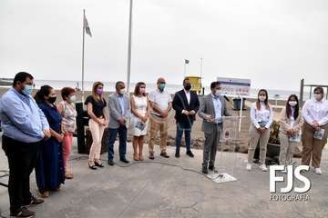 Izado de la bandera azul en Melenara/TA.